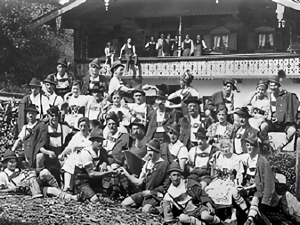 Altes Gruppenbild in Schwarz-Weiß vor einer Hütte